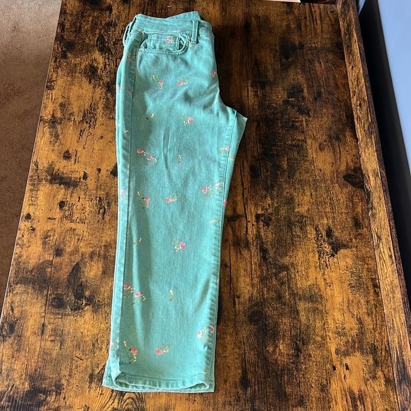 NYDJ Capri Jeans Natflordes Green Floral Size 4 - Picture 2 of 8